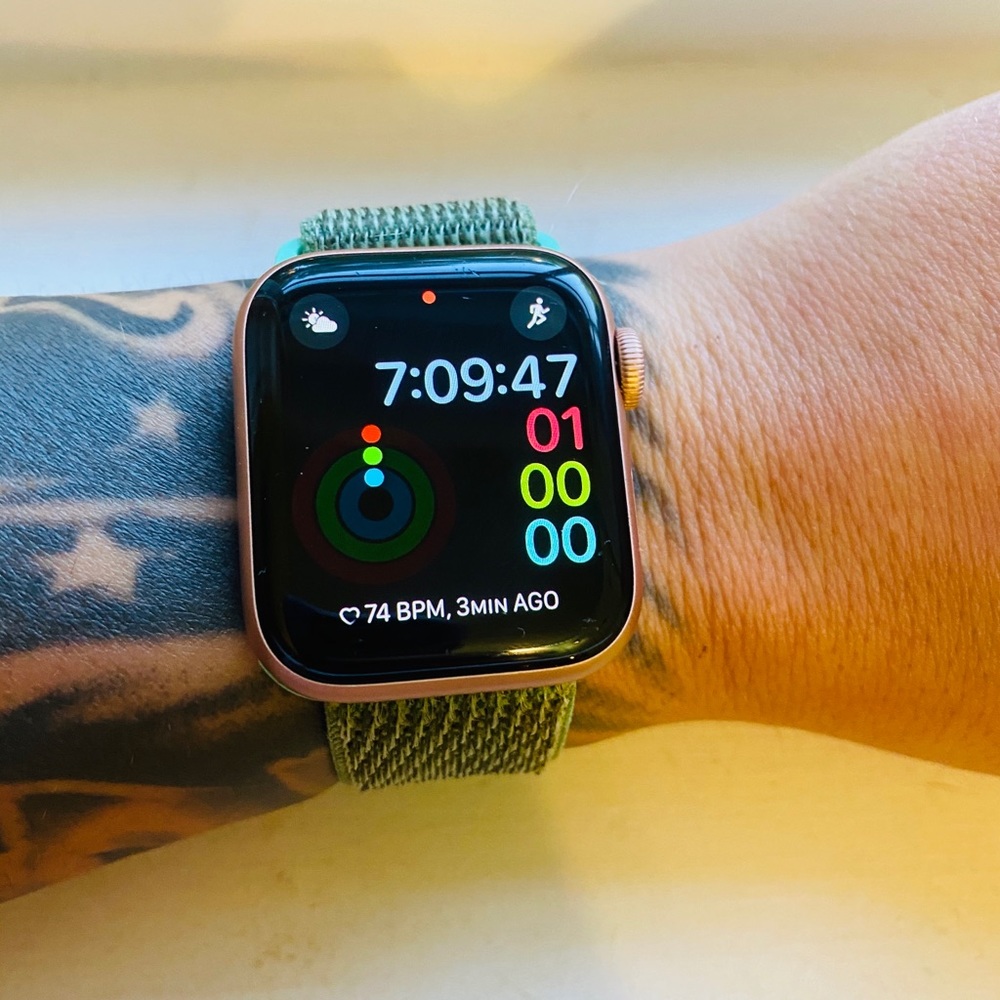 Apple Watch Series 4  40mm Gold Aluminum